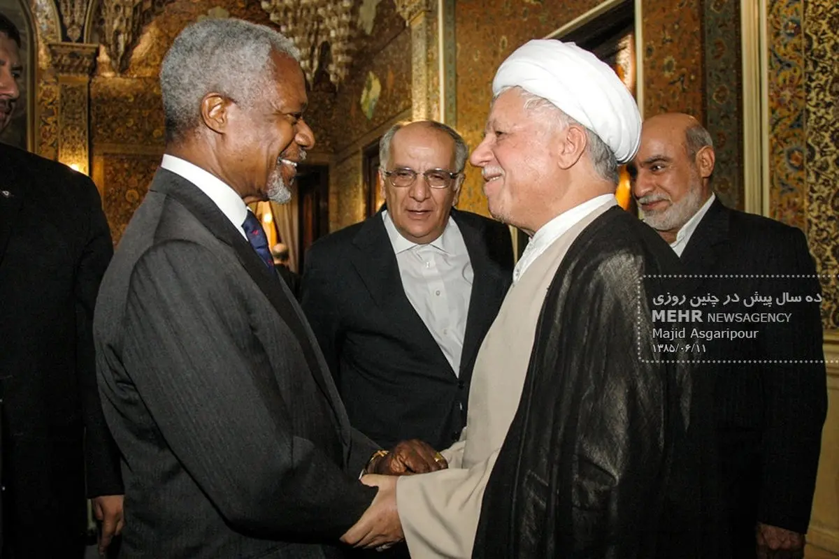 تصویری از خوش و بش آیت‌الله هاشمی با کوفی عنان