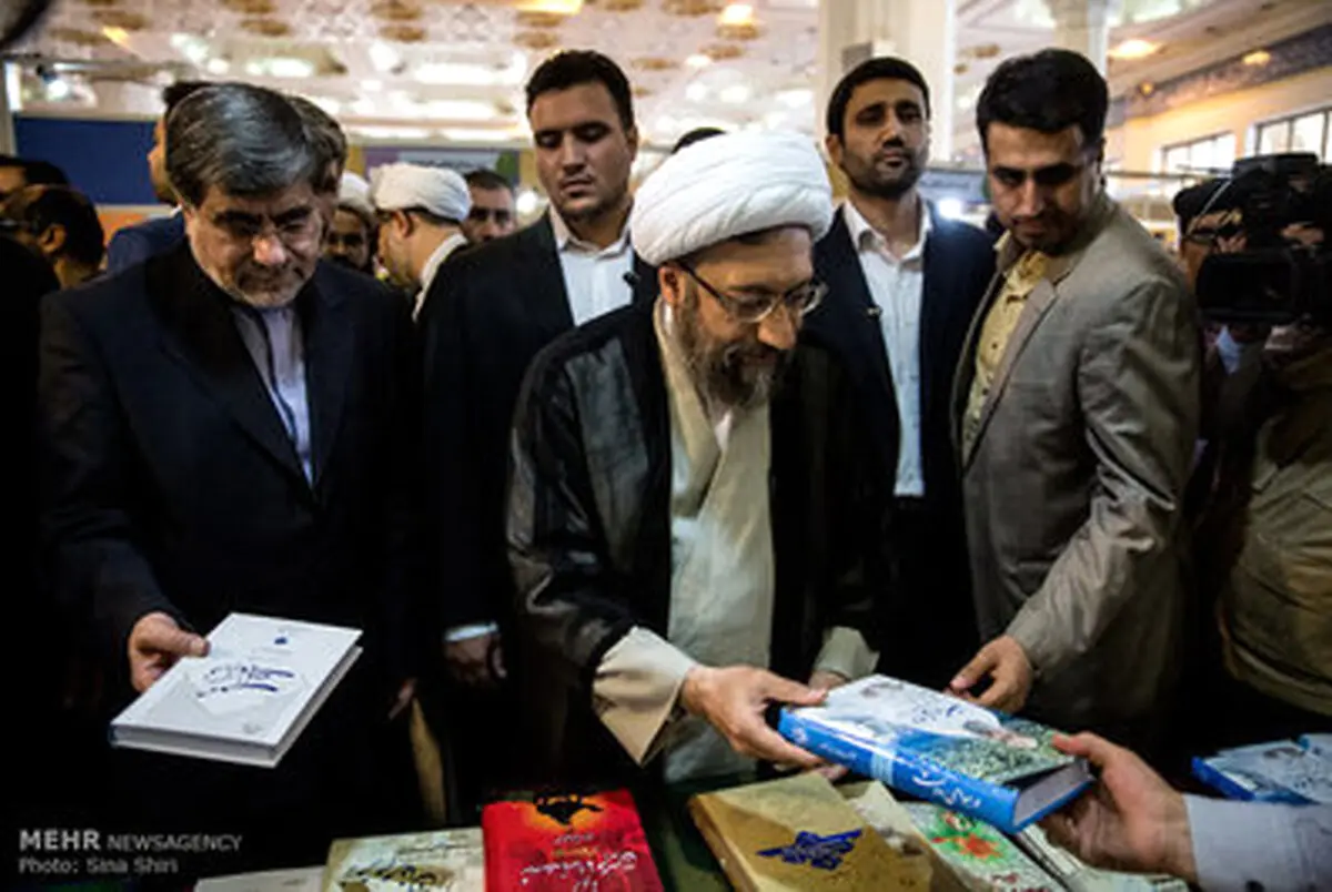 بازدید آیت الله آملی لاریجانی و وزیر ارشاد از بیست و هشتمین نمایشگاه کتاب تهران به روایت تصویر