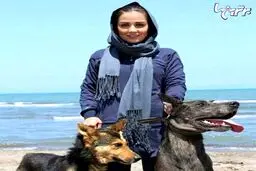 بازیگر معروف زن در کنار سگ‌های غول پیکر/ عکس