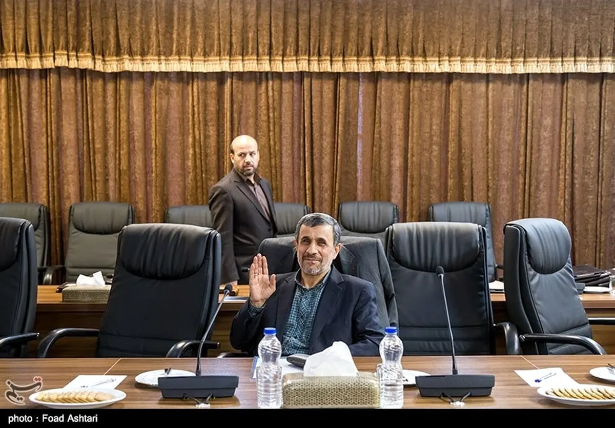 عکس: احمدی نژاد و صندلی های خالی مجمع تشخیص مصلحت نظام