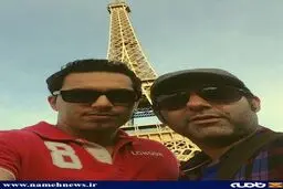 سلفی جالب کارگردان سینما کنار برج ایفل/ عکس