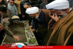 گریه آیت الله جوادی آملی بر پیکر شاگردش/عکس