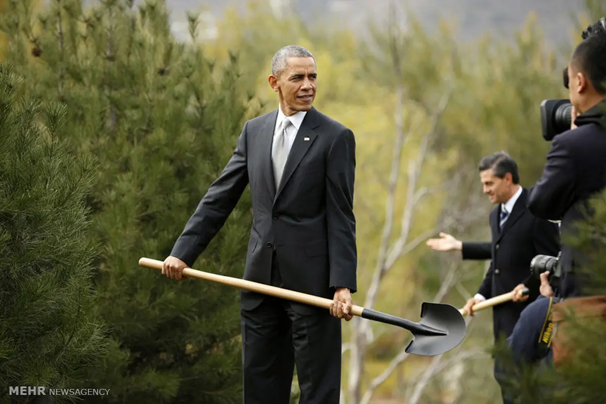 اوباما بیل به دست شد/ عکس