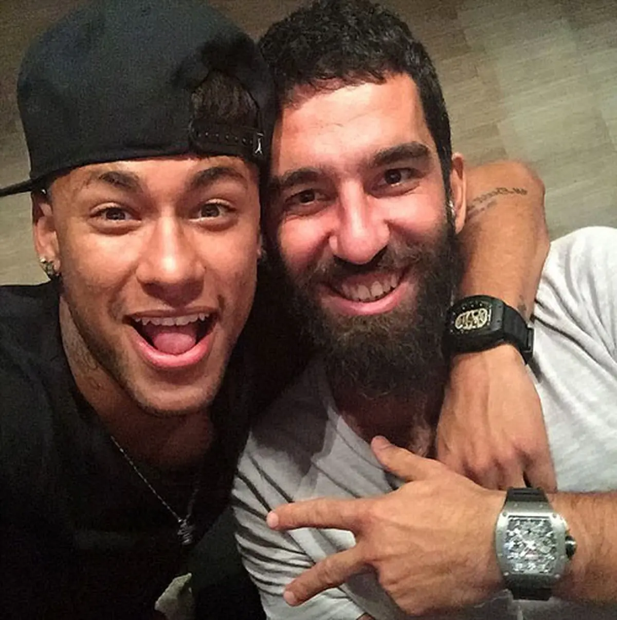 صمیمیت زودهنگام نیمار و آردا توران + عکس