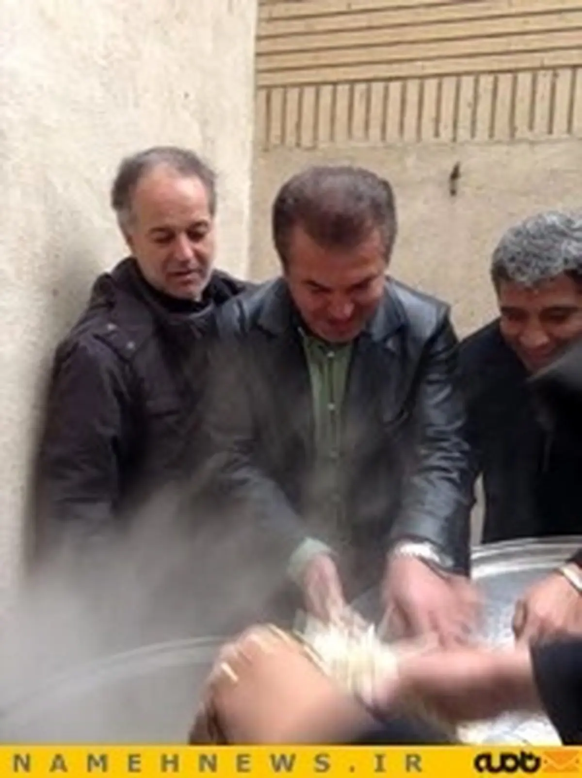 مجتبی محرمی، حمید استیلی و محمدرضا مهدوی پای دیگ نذری/ تصاویر