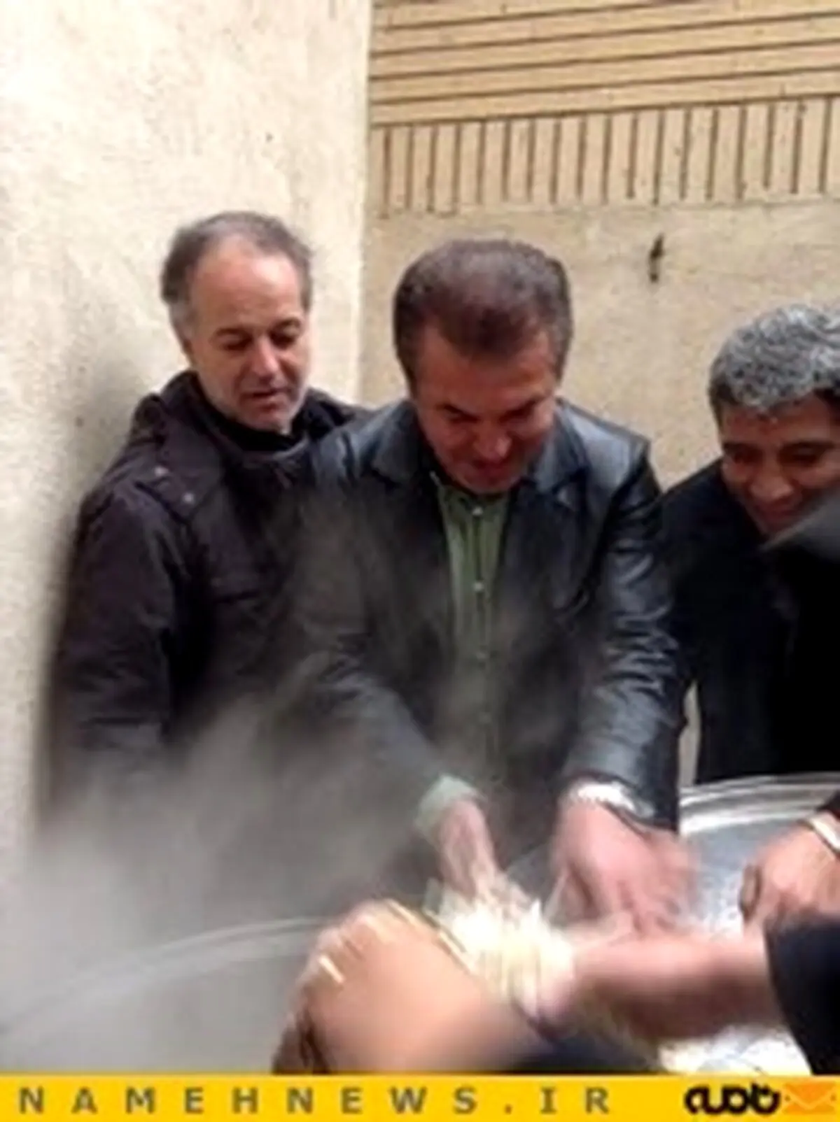 مجتبی محرمی، حمید استیلی و محمدرضا مهدوی پای دیگ نذری/ تصاویر