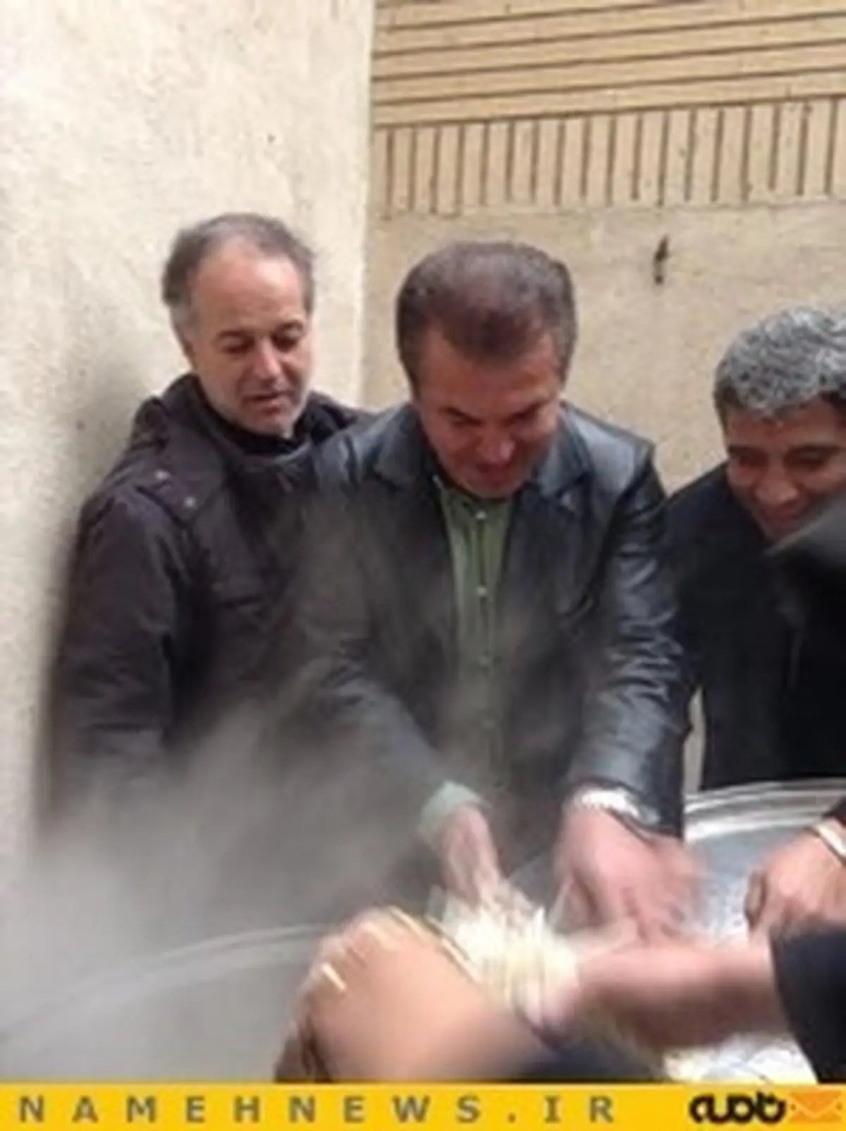مجتبی محرمی، حمید استیلی و محمدرضا مهدوی پای دیگ نذری/ تصاویر