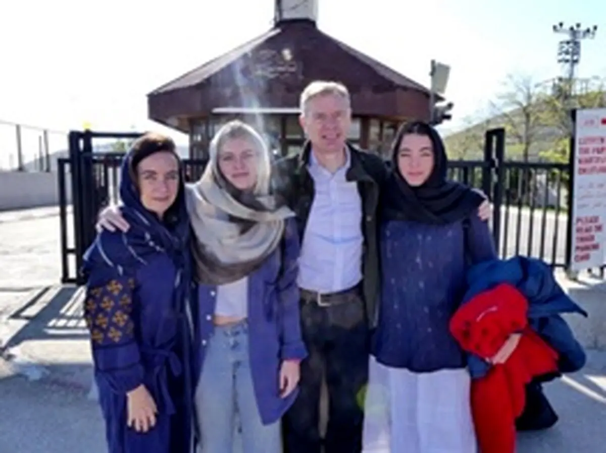 عکسی از سفیر جدید انگلیس بهمراه خانواده اش در تهران