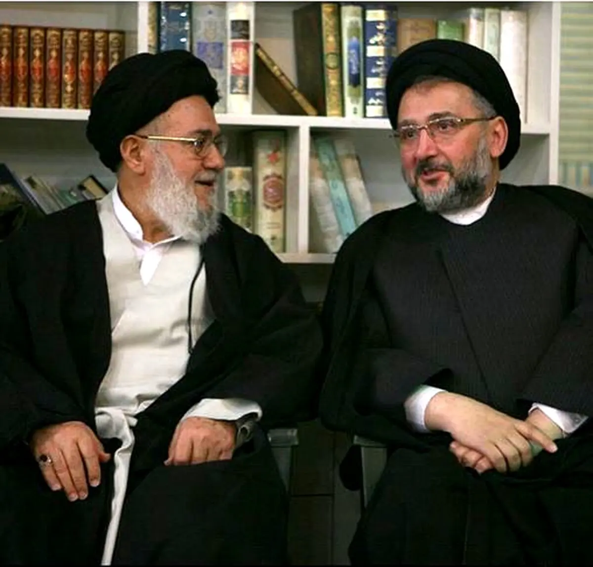 گفت‌وگوی یواشکی ابطحی و موسوی خوئینی‌ها / عکس