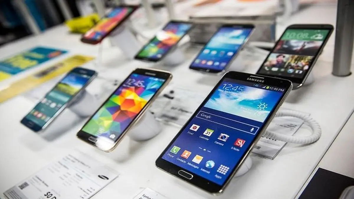 پیش‌بینی قیمت موبایل در روز‌های آینده/ بالا و پایین بازار موبایل از شیوع کرونا تا انتشار یک اطلاعیه/ واردات گوشی بالای ۳۰۰یورو ممنوع یا آزاد؟