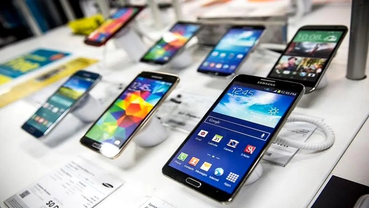 پیش‌بینی قیمت موبایل در روز‌های آینده/ بالا و پایین بازار موبایل از شیوع کرونا تا انتشار یک اطلاعیه/ واردات گوشی بالای ۳۰۰یورو ممنوع یا آزاد؟