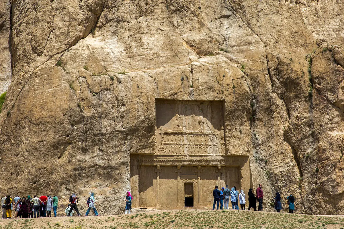 نقش رستم و طبیعت بهاری