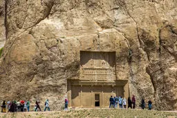 نقش رستم و طبیعت بهاری