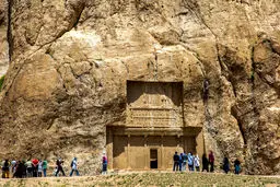 نقش رستم و طبیعت بهاری