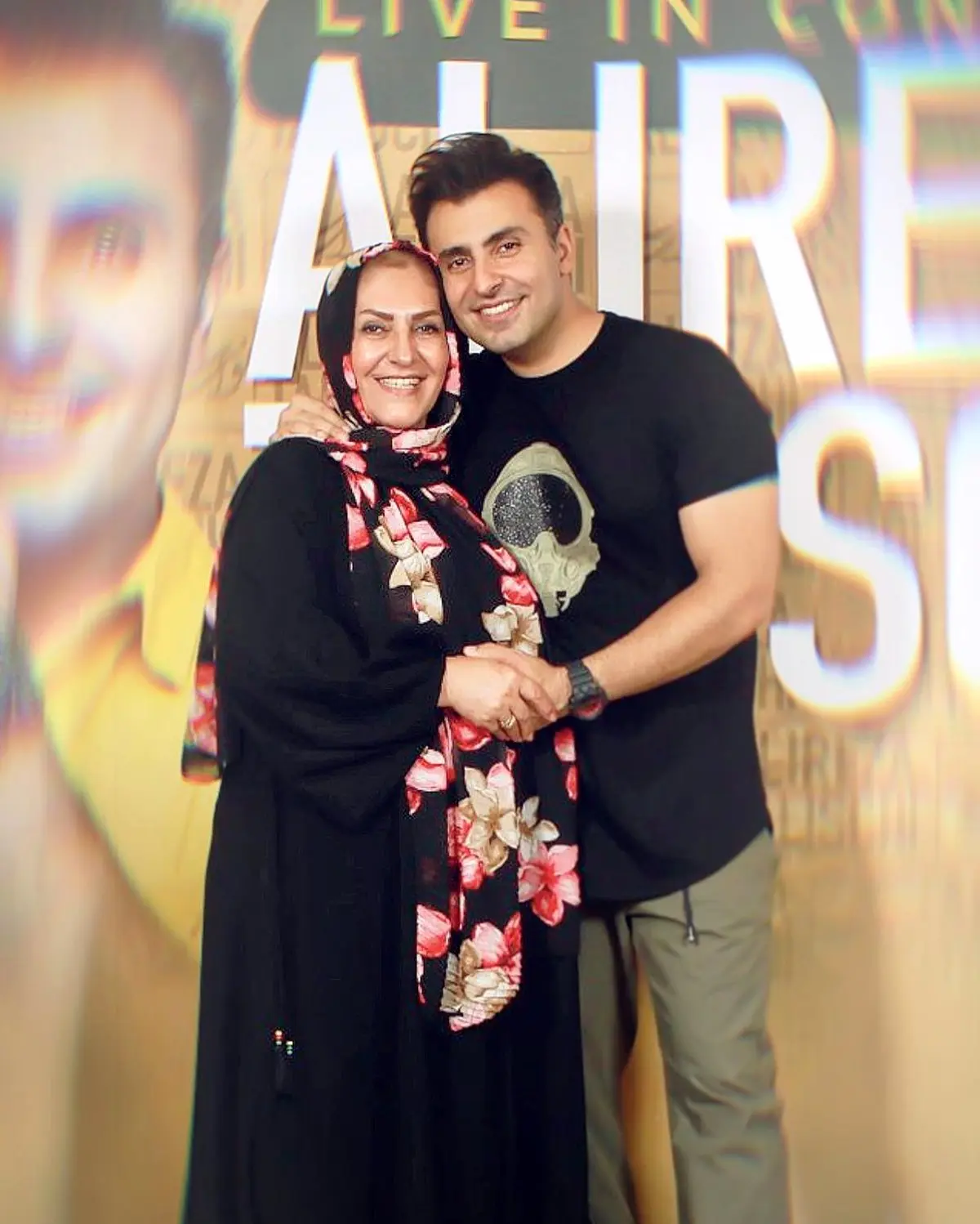 خواننده جوان در کنار مادرش! + عکس