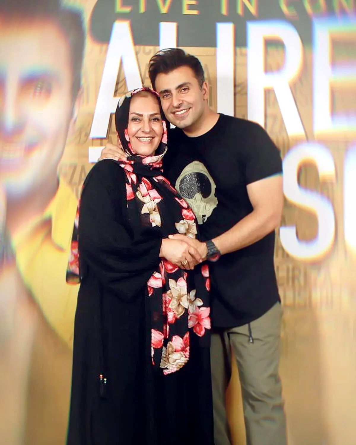 خواننده جوان در کنار مادرش! + عکس