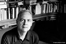 از برنده نوبل ادبیات بیش‌تر بدانیم+عکس