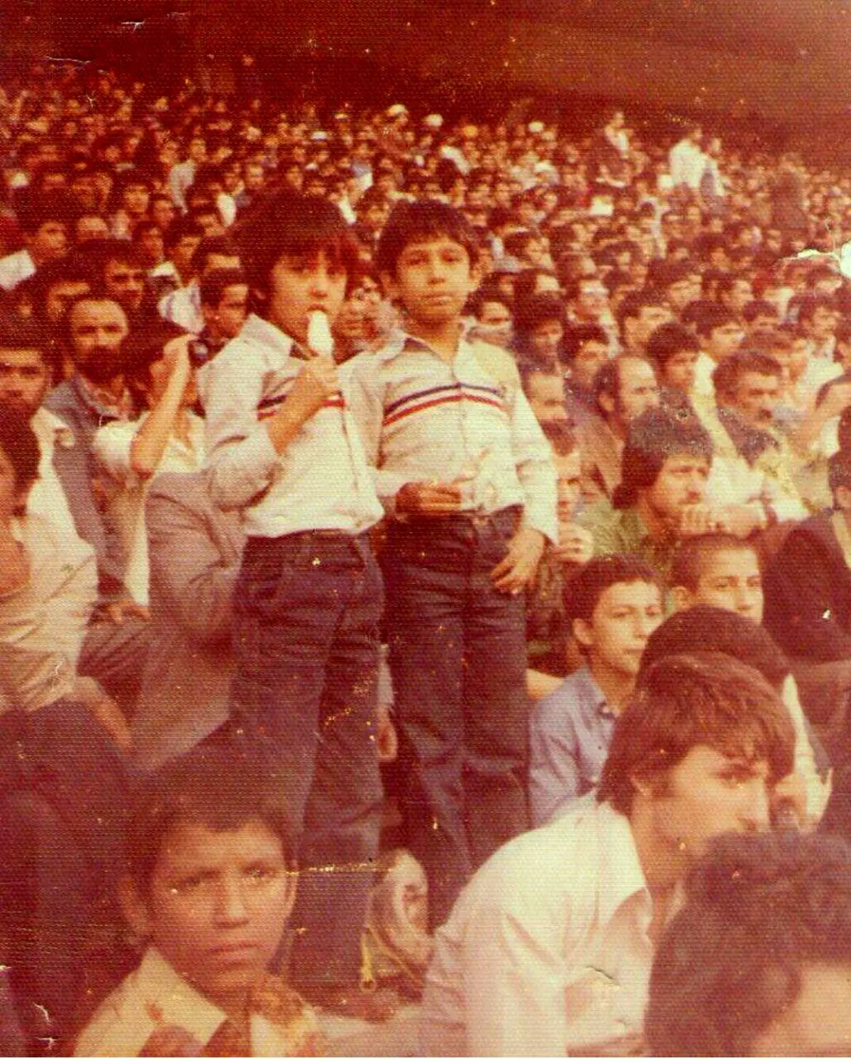 عکسی ناب و زیر خاکی از تماشاگران در ورزشگاه آزادی سال 1355