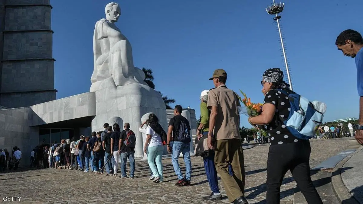 صف طولانی مردم کوبا برای وداع با فیدل کاسترو/عکس