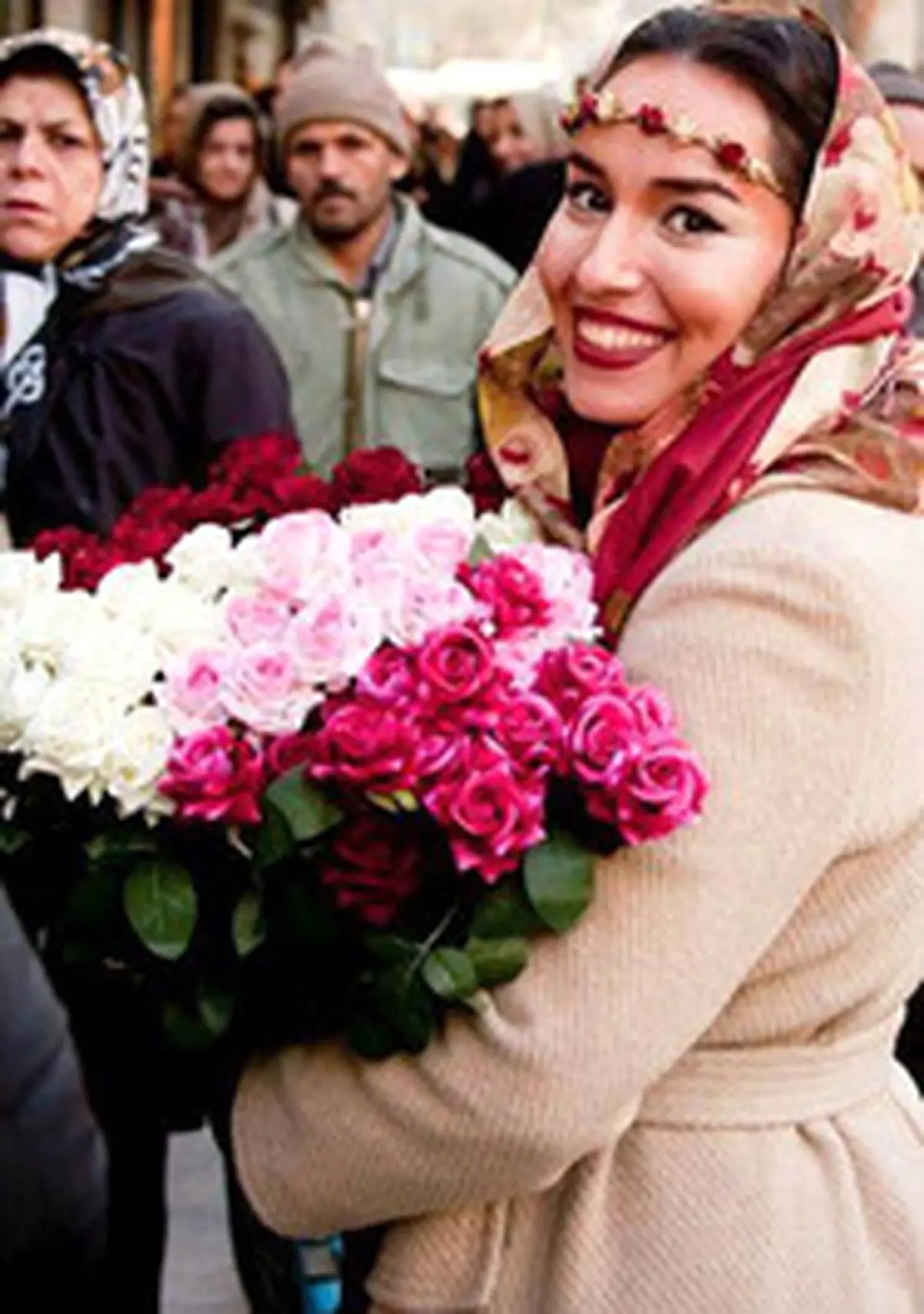 دختر شیک پوشی که در میدان تجریش گل می فروشد/عکس