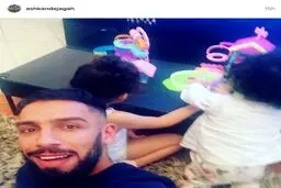 سلفی جالب اشکان دژاگه در کنار دخترانش!/عکس
