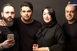 خانم بازیگر در کنار خواننده مشهور و گروه موسیقی اش+عکس