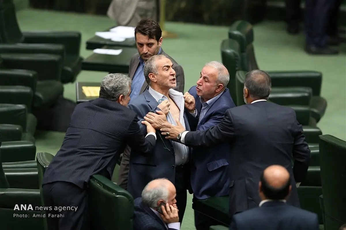 توضیحات نماینده آمل درباره درگیری با معاون وزیر در صحن مجلس/ خودش پیراهنش را پاره کرد/ به رسول الله دنبال تغییر یک مدیر استانی نبودم