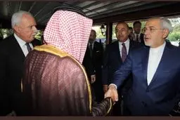 مصافحه ظریف با وزیر خارجه عربستان/ جزئیات دیدار وزرای خارجه ایران و عربستان در ترکیه: جبیر به سمت ظریف آمد و او را به آغوش کشید/واکنش ظریف+عکس