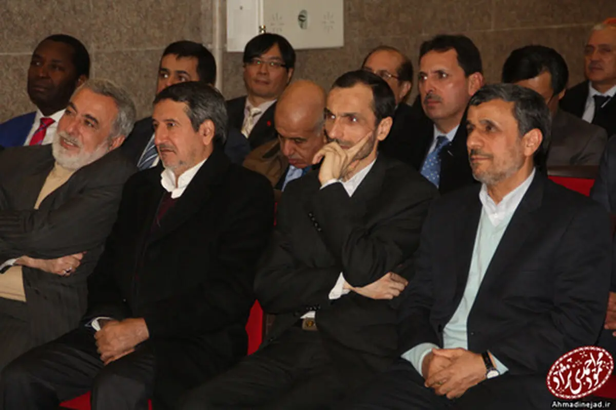 بقایی در کنار احمدی‌نژاد پس از آزادی از زندان/عکس