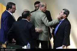 شوخی عجیب با معاون ظریف در مجلس/عکس