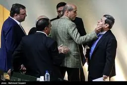 شوخی عجیب با معاون ظریف در مجلس/عکس