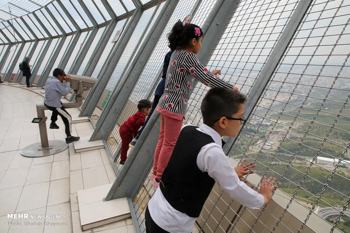 عکس/ بازدید جمعی از کودکان بی بضاعت از برج میلاد