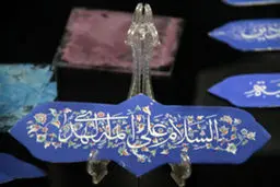 میناکاری پلاک‌های حرمین عسکریین توسط هنرمندان خوزستانی /گزارش تصویری