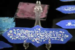 میناکاری پلاک‌های حرمین عسکریین توسط هنرمندان خوزستانی /گزارش تصویری