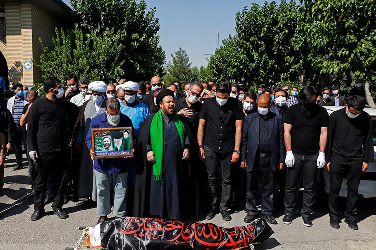 نماز بر سر پيكر روح الله + عكس