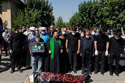 نماز بر سر پيكر روح الله + عكس