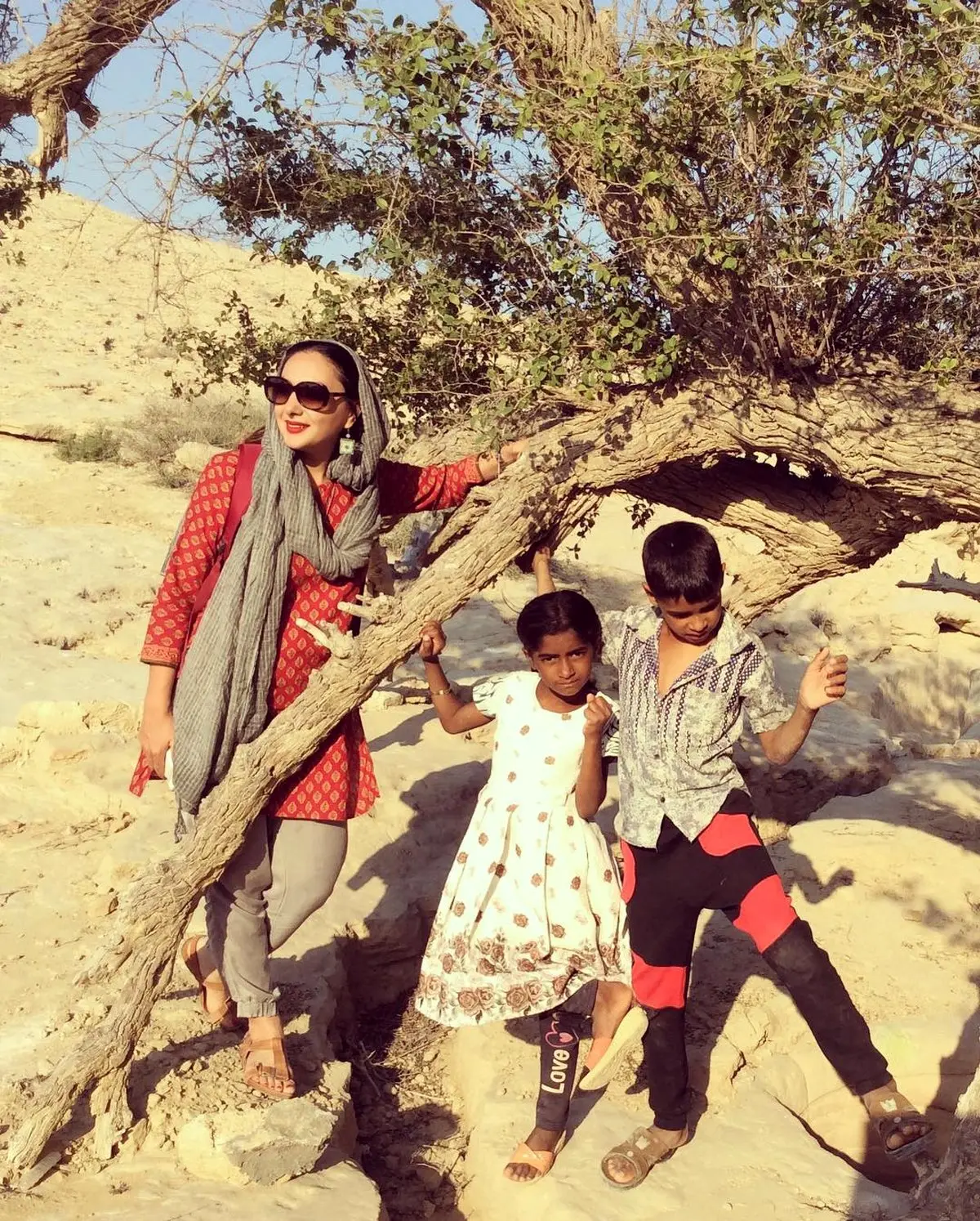 تیپ خاص هانیه توسلی در کنار کودکان جنوبی + عکس