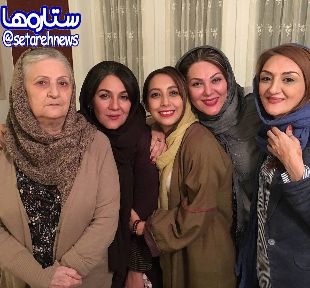 خواهران اسكندرى در كنار مادرشان/عکس