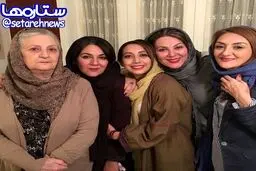 خواهران اسكندرى در كنار مادرشان/عکس