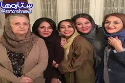 خواهران اسكندرى در كنار مادرشان/عکس