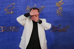 عكس: ژست عجيب مجري جشنواره فجر