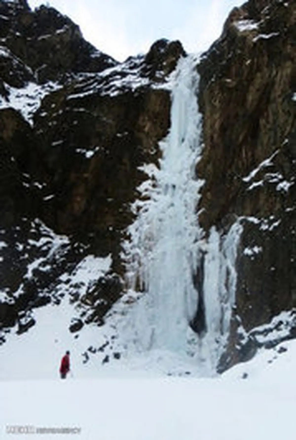 تصاویری از آبشار یخ زده چیر در اطراف شهر خوی آذربایجان غربی