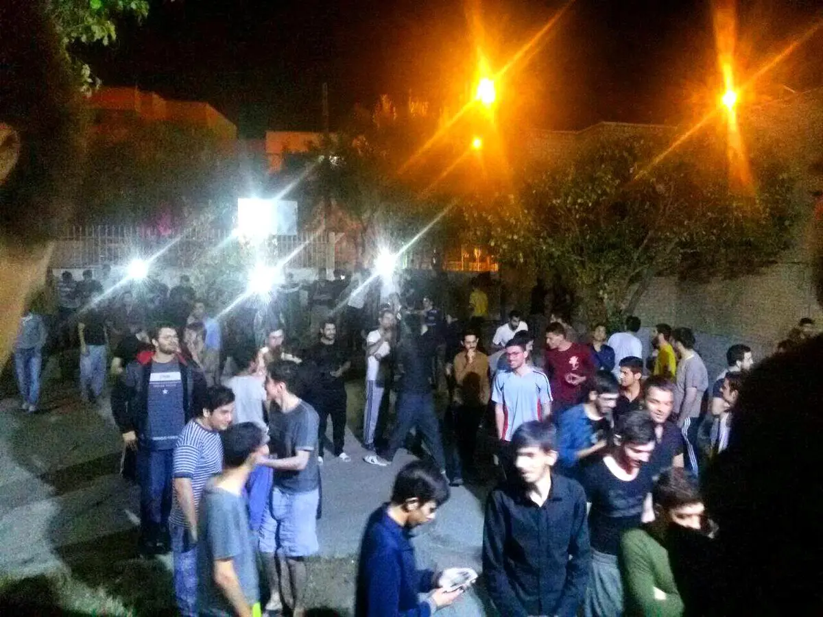 ترس دانشجویان همدانی پس از وقوع زلزله/عکس