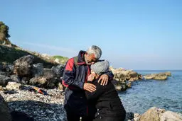 اشک شوق زن و شوهر پناهجو پس از رسیدن به جزیره/عکس