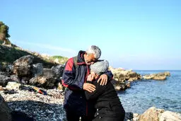 اشک شوق زن و شوهر پناهجو پس از رسیدن به جزیره/عکس