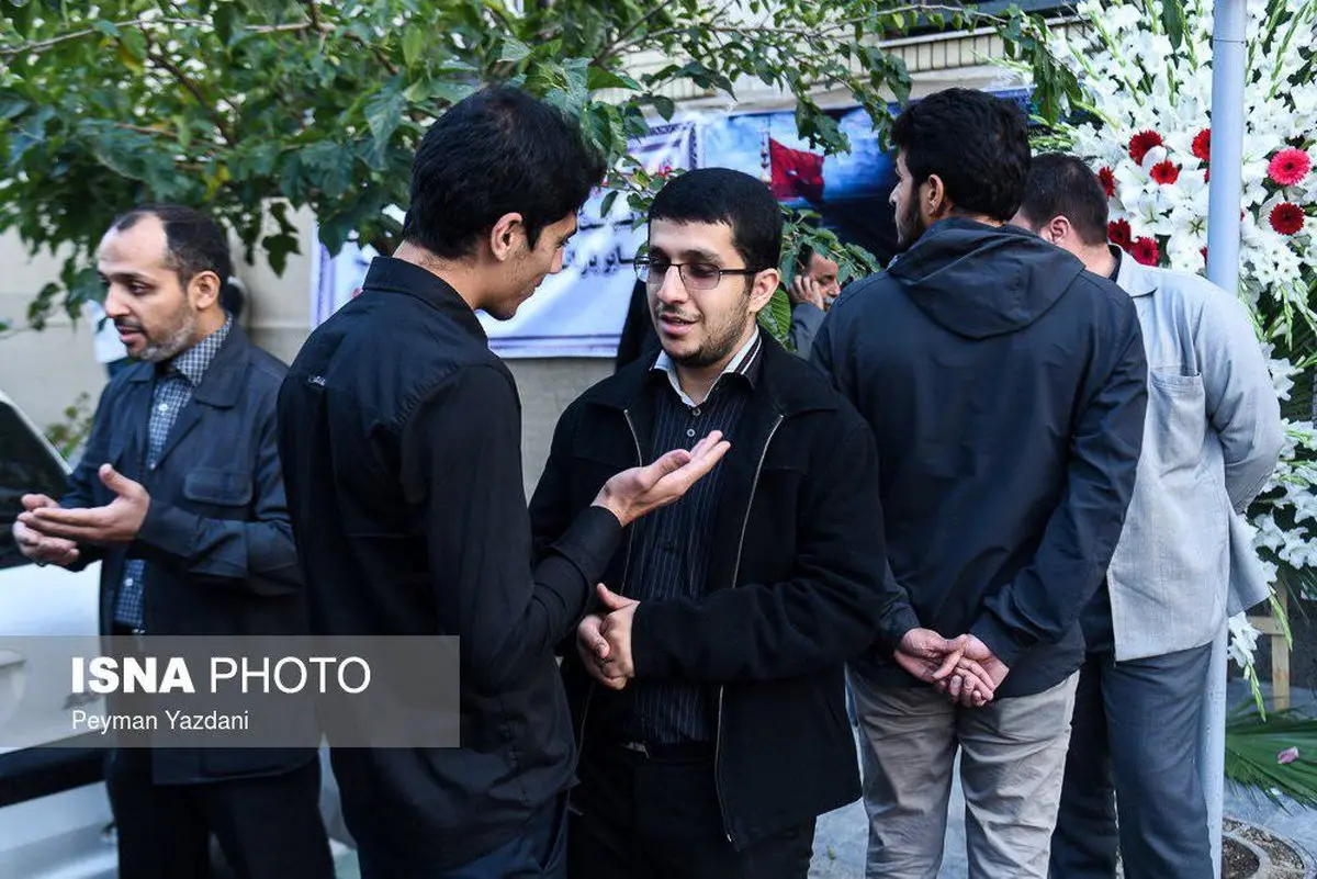 تصویری از پسر احمدی نژاد در مراسم ترحیم عمویش