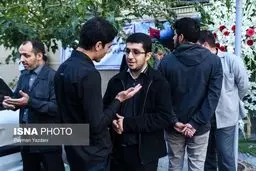 تصویری از پسر احمدی نژاد در مراسم ترحیم عمویش