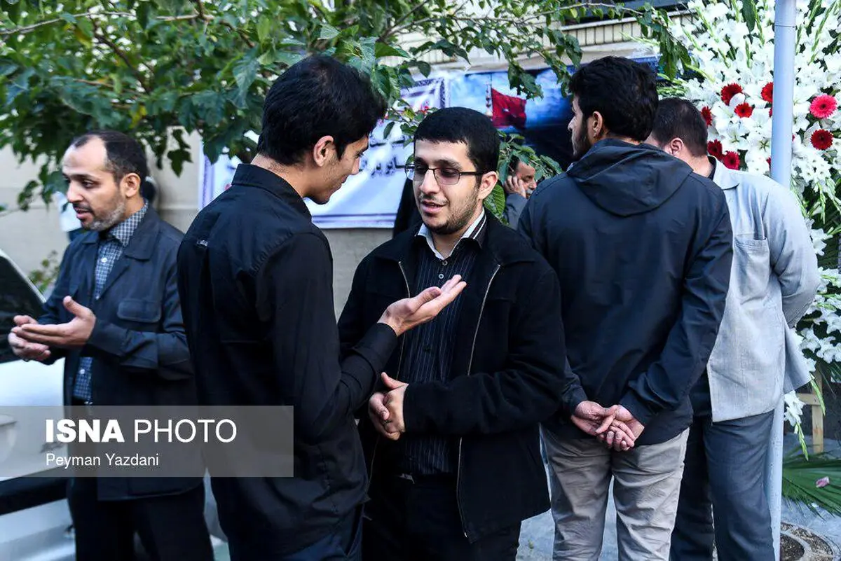 تصویری از پسر احمدی نژاد در مراسم ترحیم عمویش