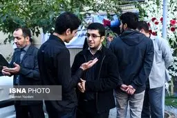 تصویری از پسر احمدی نژاد در مراسم ترحیم عمویش