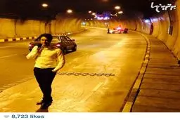 ژست عجیب شاهرخ استخری در وسط یکی از تونل های تهران!/عکس